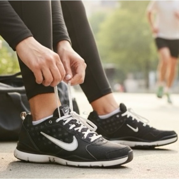 NIKE Womens 9 Black Mesh Polka Dot Flex TR - Picture 1 of 13